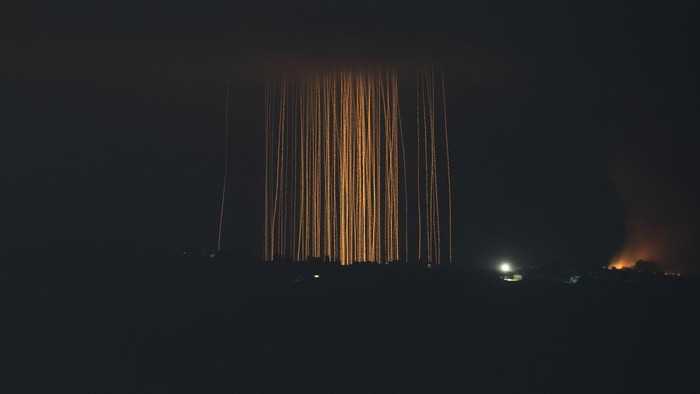 Israeli shelling hits an area in southern Lebanon as seen from northern Israel, early Tuesday, Oct. 1, 2024. (AP Photo/Leo Correa)