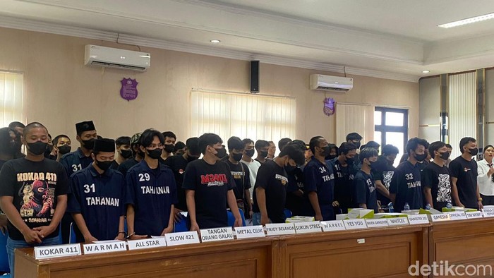 Para gangster di Semarang deklarasi bubar di Mapolrestabes Semarang, Selasa (1/10/2024).