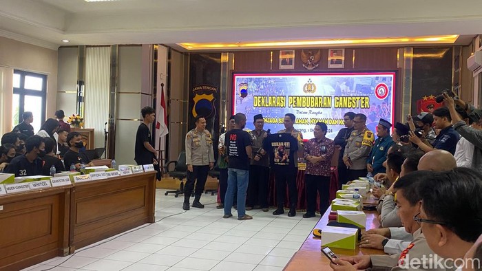 Para gangster di Semarang deklarasi bubar di Mapolrestabes Semarang, Selasa (1/10/2024).