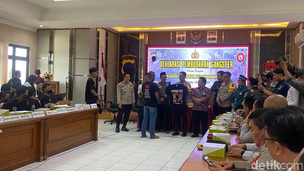 Para gangster di Semarang deklarasi bubar di Mapolrestabes Semarang, Selasa (1/10/2024).