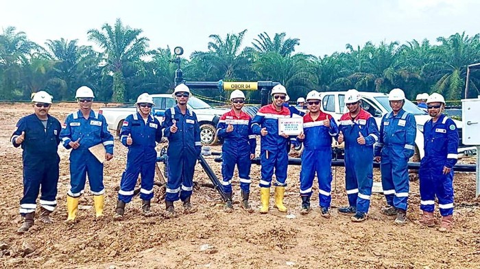 Para Perwira Pertamina Hulu Rokan (PHR) usai meninjau sumur di lapangan Obor Wilayah Kerja Rokan. (dok. Istimewa)