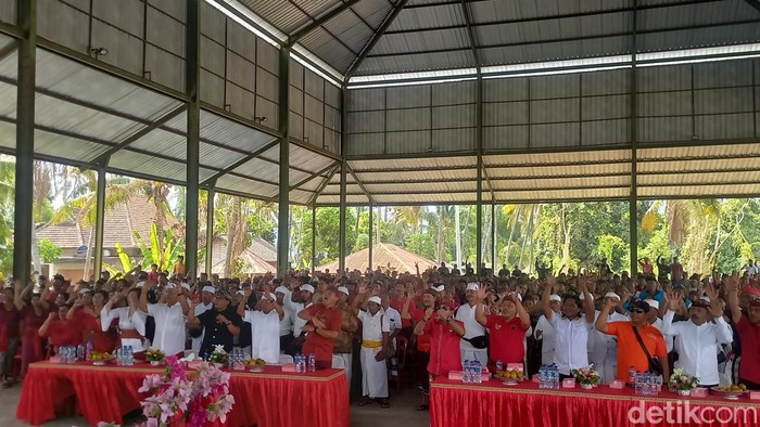 Pasangan calon gubernur dan wakil gubernur Bali nomor urut 2 Wayan Koster-Nyoman Giri Prasta saat kampanye di Buleleng, Bali Selasa (1/10/2024). (Foto: Made Wijaya Kusuma/detikBali)