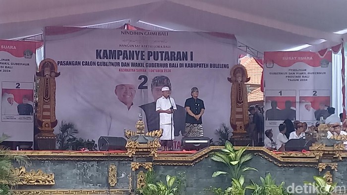 Pasangan calon (paslon) gubernur dan wakil gubernur Bali nomor urut 2 Wayan Koster-Nyoman Giri Prasta saat kampanye di Pantai Krobokan, Kecamatan Sawan, Buleleng, Selasa (1/10/2024). (Foto: Made Wijaya Kusuma/detikBali)