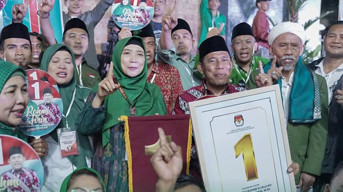 Pasangan Sitti Rohmi Djalillah-Musyafirin saat pengundian nomor urut Pilgub NTB di Kantor KPU NTB beberapa waktu yang lalu. (Istimewa/Tim Pemenangan Rohmi-Firin)