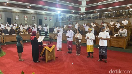 Pelantikan pimpinan DPRD Kabupaten Karangasem periode 2024-2025 di ruang rapat paripurna DPRD, Selasa (1/10/2024). (foto: I Wayan Selamat Juniasa)