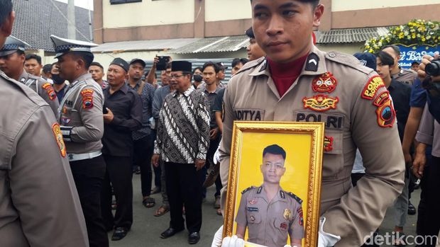 Jenazah Rio Risna Saputra, diberangkatkan ke pemakaman, Selasa (1/20/2024).