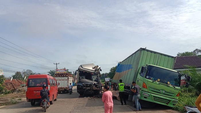 Penampakan bus ringseng usai tabrak truk parkir di Musi Banyuasin