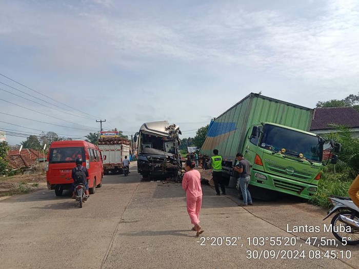 Penampakan bus ringseng usai tabrak truk parkir di Musi Banyuasin