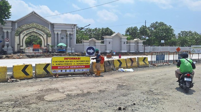 Penutupan Jalan Sumpah Pemuda, Kecamatan Banjarsari, Kota Solo, karena ada perbaikan, Selasa (1/10/2024).