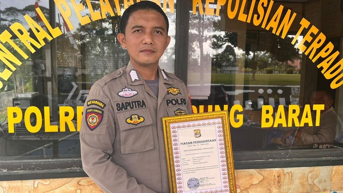 Personel Polres Lampung Barat, Bripka Rico Hady Saputra diganjar hadiah usai berhasil menangkap maling bersenpi saat sedang lepas dinas (Dok. Istimewa)