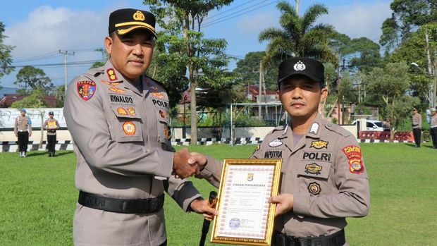 Personel Polres Lampung Barat, Bripka Rico Hady Saputra diganjar hadiah usai berhasil menangkap maling bersenpi saat sedang lepas dinas (Dok. Istimewa)