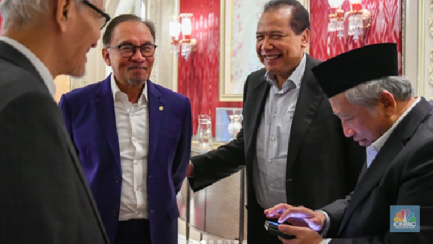 Pertemuan PM Malaysia Anwar Ibrahim dengan Chairman CT Corp Chairul Tanjung beserta petinggi Nahdlatul Ulama dan Muhammadiyah di Malaysia, Selasa (1/10/2024). (Instagram/anwaribrahim_my)