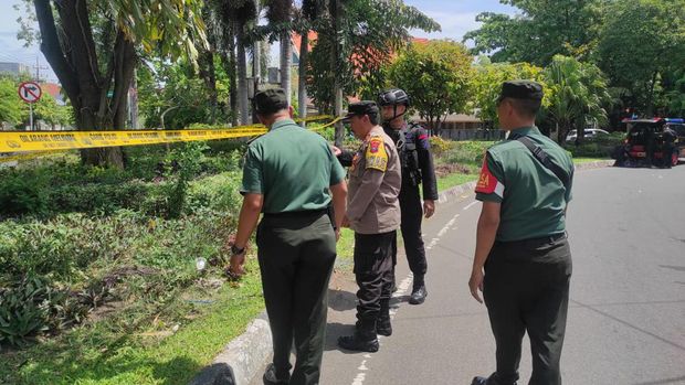 Petugas gabungan di lokasi temuan granat nanas di seberang Gereja Kristus Raja Surabaya.