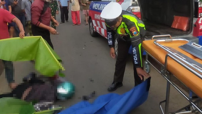 Petugas melakukan olah TKP kecelakaan maut di Malang.