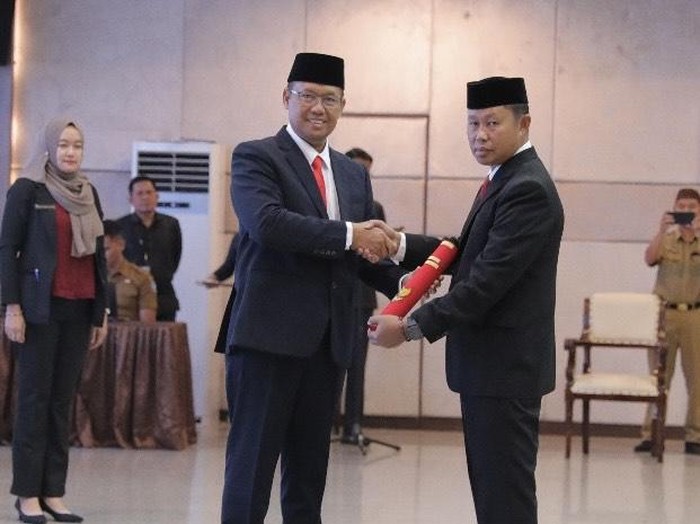 Menteri Dalam Negeri (Mendagri) menunjuk Asmawa Tosepu menjadi Penjabat sementara (Pjs) Bupati Belitung Timur (Beltim). Asmawa jadi Pjs menggantikan Bupati Burhanuddin yang kembali maju di Pilkada Beltim, termasuk wakilnya Khairil Anwar.