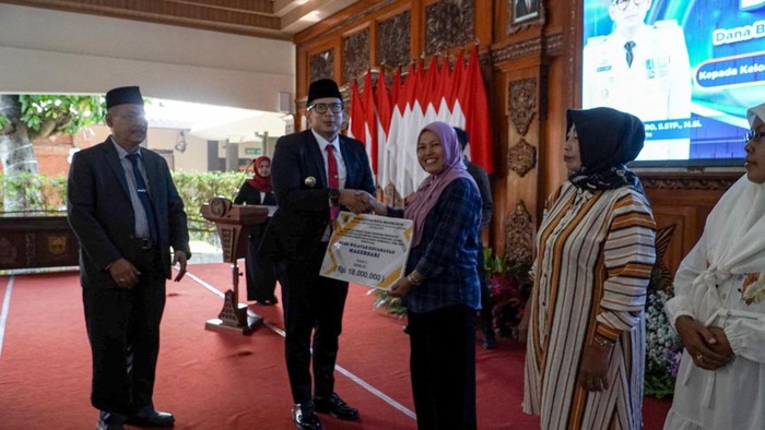 Pj Wali Kota Mojokerto Ali Kuncoro memberikan bantuan modal untuk Kelompok Usaha Bersama (KUBE).
