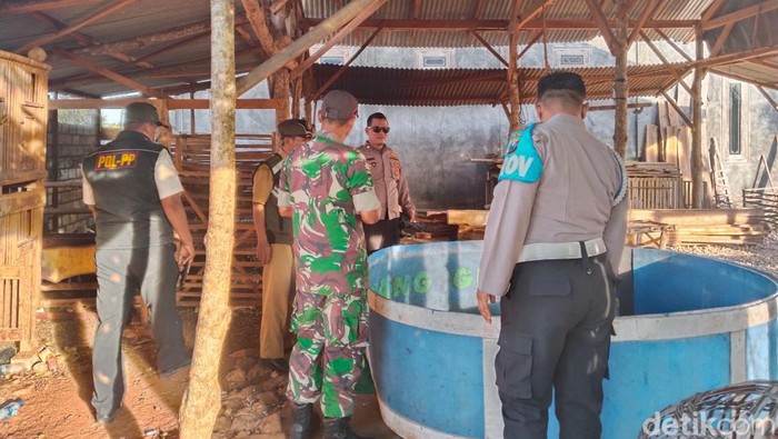 Polisi gerebak arena judi sabung ayam di Gresik