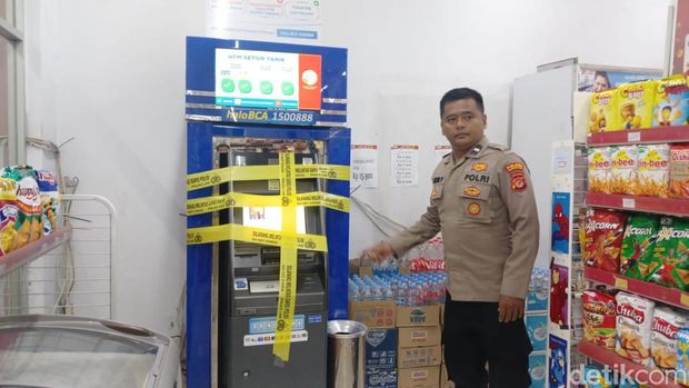 Polisi memang garis polisi di mesin ATM yang menjadi TKP.