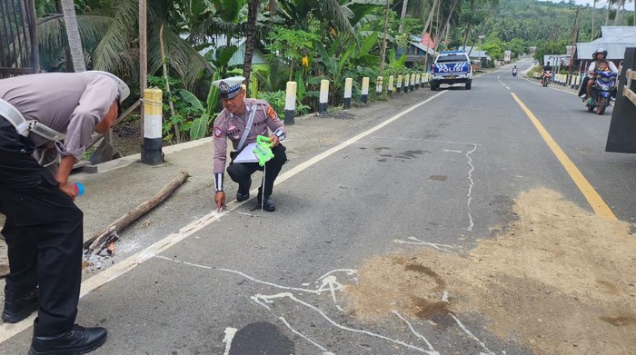 Polisi olah TKP 2 pemuda tewas usai tabrak truk parkir di Banggai.