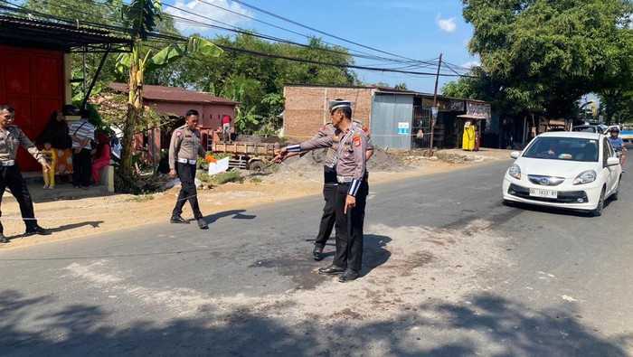 Polisi olah TKP di lokasi wanita tewas terlindas truk di Jalan Poros Malino, Gowa.