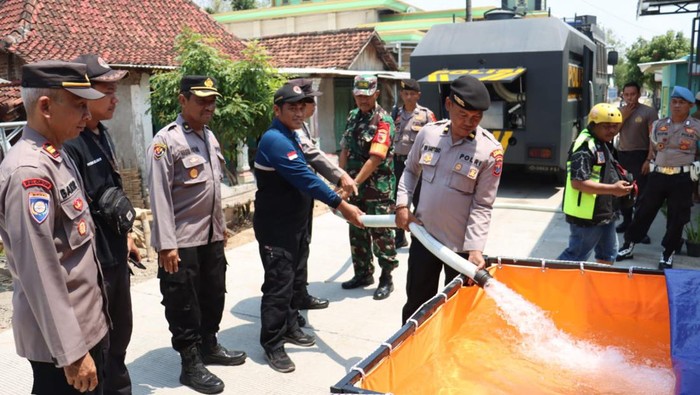 Polres Mojokerto Kota menyalurkan bantuan air bersih di Kecamatan Dawarblandong