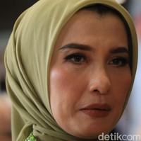 Arzeti Bilbina memilih makeup bernuansa terakota yang menonjolkan kesan elegan. Riasan juga difokuskan pada area mata. Foto: Agung Pambudhy