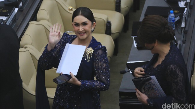 Satu lagi artis yang mengenakan kebaya biru saat dilantik menjadi anggota DPR RI yaitu Nafa Urbach. Nafa tampil dalam balutan kebaya biru tua sesuai dengan warna partai yang mengusungnya yaitu Nadem. Foto: Agung Pambudhy