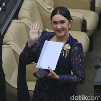 Satu lagi artis yang mengenakan kebaya biru saat dilantik menjadi anggota DPR RI yaitu Nafa Urbach. Nafa tampil dalam balutan kebaya biru tua sesuai dengan warna partai yang mengusungnya yaitu Nadem. Foto: Agung Pambudhy