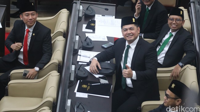 Tommy Kurniawan tampil gagah dalam setelan jas hitam dan dasi warna hijau tua, senada dengan partai yang mengusungnya, PKB. Aktor yang populer di era 2000-an ini juga memakai peci hitam. Foto: Agung Pambudhy