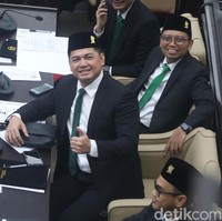 Tommy Kurniawan tampil gagah dalam setelan jas hitam dan dasi warna hijau tua, senada dengan partai yang mengusungnya, PKB. Aktor yang populer di era 2000-an ini juga memakai peci hitam. Foto: Agung Pambudhy