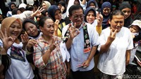 Pranomo foto bersama warga pose jari 3.