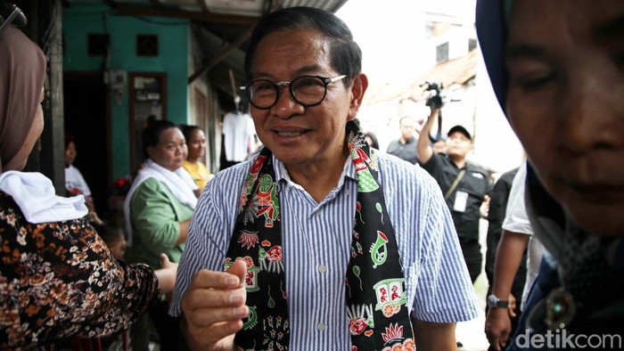 Cagub Jakarta, Pramono Anung melakukan blusukan di Gang Turi 2, Kampung Bintaro, Pesanggrahan, Jakarta Selatan, Selasa (1/10/2024).