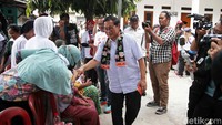 Dalam kunjungannya tersebut, Pramono menyapa warga Pesanggrahan. 