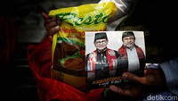 Pramono juga membagikan sembako berupa minyak goreng. 