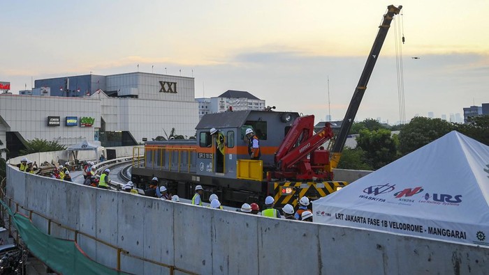 Sejumlah pekerja melakukan uji coba jalur menggunakan kereta Maintenance Rail Vehicle (MRV) pada proyek LRT Jakarta Fase 1B Velodrome-Rawamangun, Jakarta, Senin (30/9/2024). PT Jakarta Propertindo (Perseroda) atau Jakpro melakukan uji coba jalur (test track) LRT Jakarta Fase 1B Velodrome-Rawamangun untuk memastikan keamanan dan kelancaran jalur LRT Jakarta Fase 1B itu. ANTARA FOTO/Muhammad Ramdan/Spt.