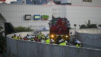 Sejumlah pekerja melakukan uji coba jalur menggunakan kereta Maintenance Rail Vehicle (MRV) pada proyek LRT Jakarta Fase 1B Velodrome-Rawamangun, Jakarta, Senin (30/9/2024).
