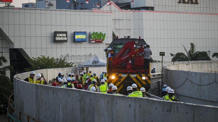 Potret Uji Coba LRT Jakarta Jalur Velodrome-Rawamangun Sejumlah pekerja melakukan uji coba jalur menggunakan kereta Maintenance Rail Vehicle (MRV) pada proyek LRT Jakarta Fase 1B Velodrome-Rawamangun, Jakarta, Senin (30/9/2024). PT Jakarta Propertindo (Perseroda) atau Jakpro melakukan uji coba jalur (test track) LRT Jakarta Fase 1B Velodrome-Rawamangun untuk memastikan keamanan dan kelancaran jalur LRT Jakarta Fase 1B itu. ANTARA FOTO/Muhammad Ramdan/Spt.