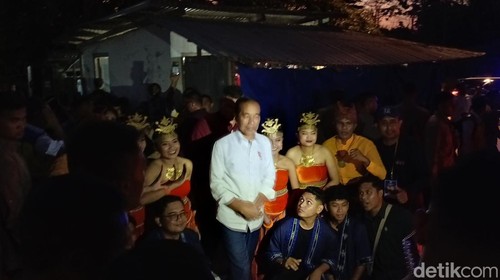 Presiden Joko Widodo berfoto bersama warga setelah meresmikan inpres jalan daerah (IJD) di Kupang, NTT, Selasa (1/10/2024).