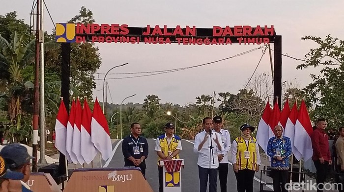 Presiden Joko Widodo (Jokowi) meresmikan Inpres Jalan Daerah (IJD) di Kupang, NTT, Selasa (1/10/2024).