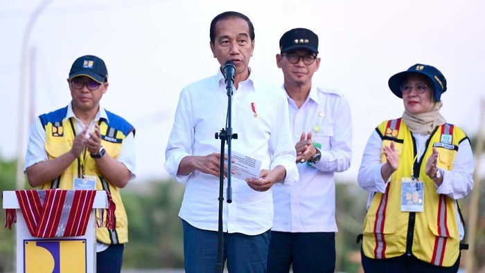 Presiden Jokowi meresmikan pembangunan dan perbaikan 27 ruas jalan di Provinsi Nusa Tenggara Timur (NTT), Kamis (1/10). Total panjang yang dibangun 217 kilometer.