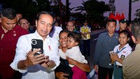 Mereka tampak berfoto bersama Jokowi. 