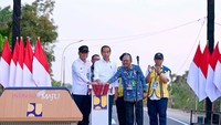 Presiden Joko Widodo meresmikan pembangunan dan perbaikan 27 ruas jalan sepanjang 217 kilometer di Provinsi Nusa Tenggara Timur (NTT), Kamis (1/10/2024). 