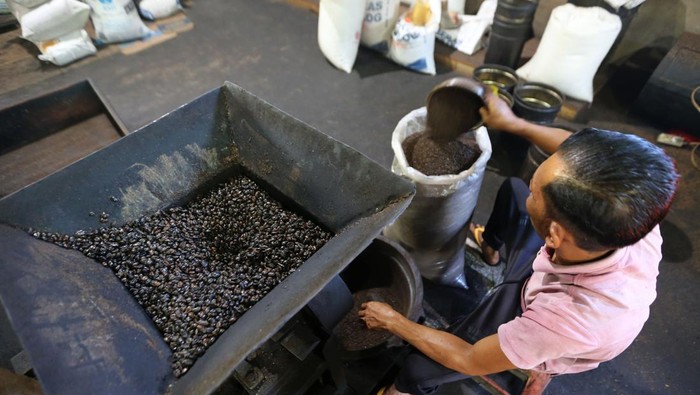 Produksi kopi tradisional di Aceh Besar Pekerja menata sejumlah kantong plastik berisi bubuk kopi robusta yang telah siap untuk dipasarkan, di UMKM Adun Kopi, Kabupaten Aceh Besar, Aceh, Selasa (1/10/2024). Menurut pelaku UMKM kopi tradisional di daerah itu, prospek pemasaran komoditas bubuk kopi tradisional terus membaik dan produksinya juga meningkat hingga 30 persen menjadi Rp1,5 ton per bulan dengan pangsa pasarnya ke sejumlah provinsi di Indonesia, sementara untuk harga kopi masih stabil dari Rp100.000 hingga Rp400.000 per kilogram sesuai jenis kopi dan kualitasnya. ANTARA FOTO/Ampelsa/tom.