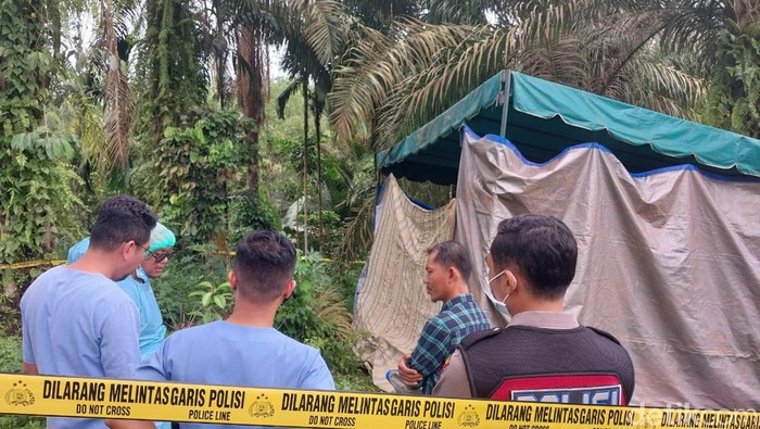 Proses ekshumasi makam Rindu Syahputra. (Finta Rahyuni/detikSumut)