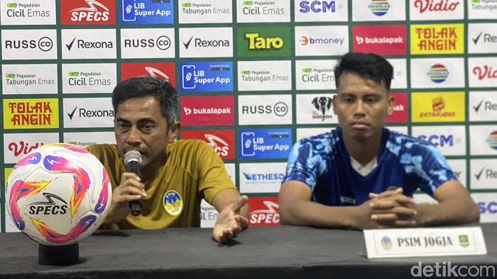 Sesi jumpa pers PSIM Jogja jelang lawan Persijap Jepara di Stadion Mandala Krida, Kota Jogja, Selasa (1/10/2024).