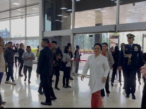Pakai Kebaya Putih, Puan Maharani Tiba di Gedung DPR Jelang Pelantikan