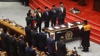Pimpinan DPR yang telah dipilih dan ditetapkan membacakan sumpah dan janji dipandu oleh Ketua Mahkamah Agung (MA) Muhammad Syarifuddin. 