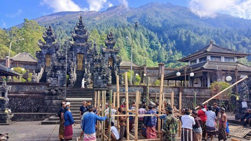 Rangkaian persiapan menjelang karya di Pura Pasar Agung, Karangasem. (dok. Humas Pura Pasar Agung)