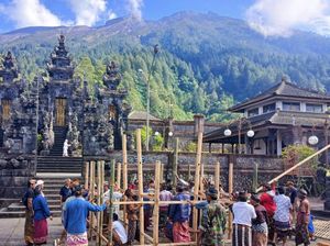 Karya di Pura Pasar Agung, Pendakian ke Gunung Agung Ditutup Dua Bulan