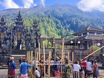 Karya di Pura Pasar Agung, Pendakian ke Gunung Agung Ditutup Dua Bulan